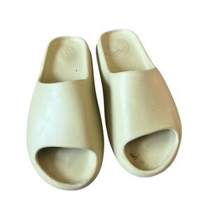 Yeezy Slides, size 40-41